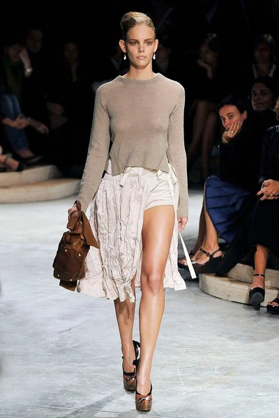 Look 16